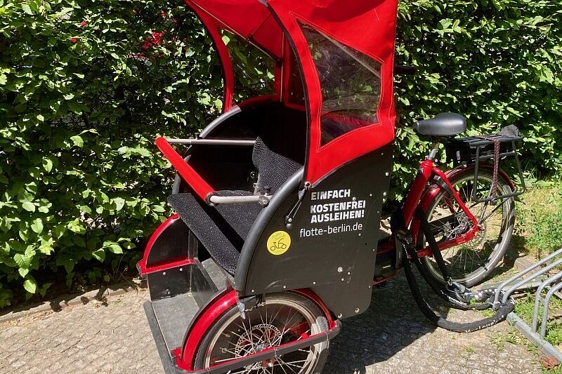 fLotter Alvin Fahrrad-Rikscha Alvin vor dem Jugendzentrum Jever Neun