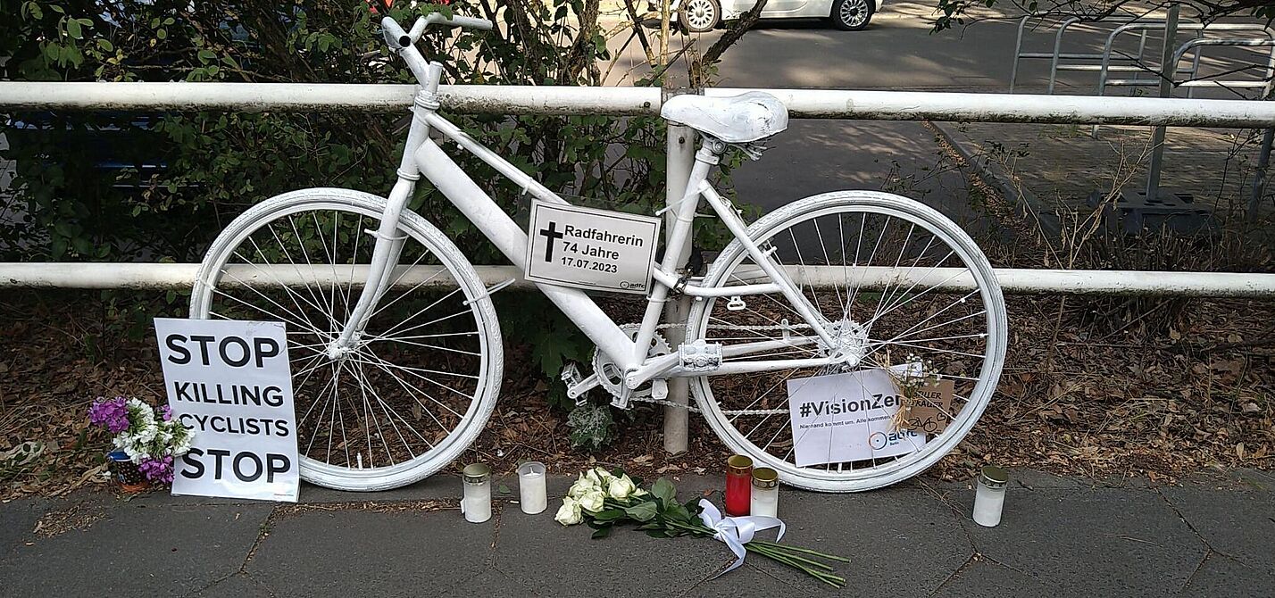 Geisterrad für die getötete Radfahrerin in Treptow-Köpenick weißes Geisterrad für getötete 74-jährige Radfahrerin