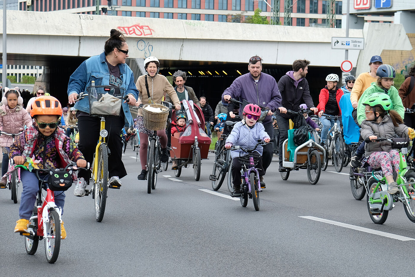 Kinder und Erwachsene demonstrieren auf dem Fahrrad bei der Kidical Mass