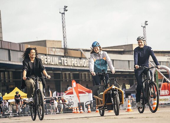 VELOBerlin Menschen auf Fahrrädern vor dem Flughafen Tempelhof in Berlin