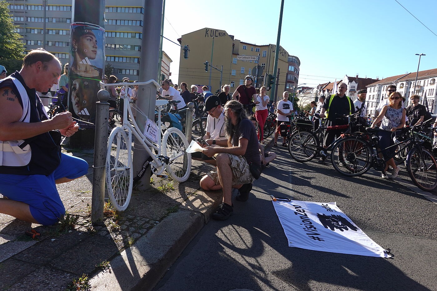 ein weißes Geisterrad wird zum Gedenken an eine verstorbene Radfahrerin aufgestellt