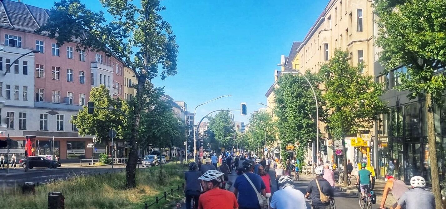 Radfahrende bei einer Fahrraddemo auf der Schöneberger Hauptstraße