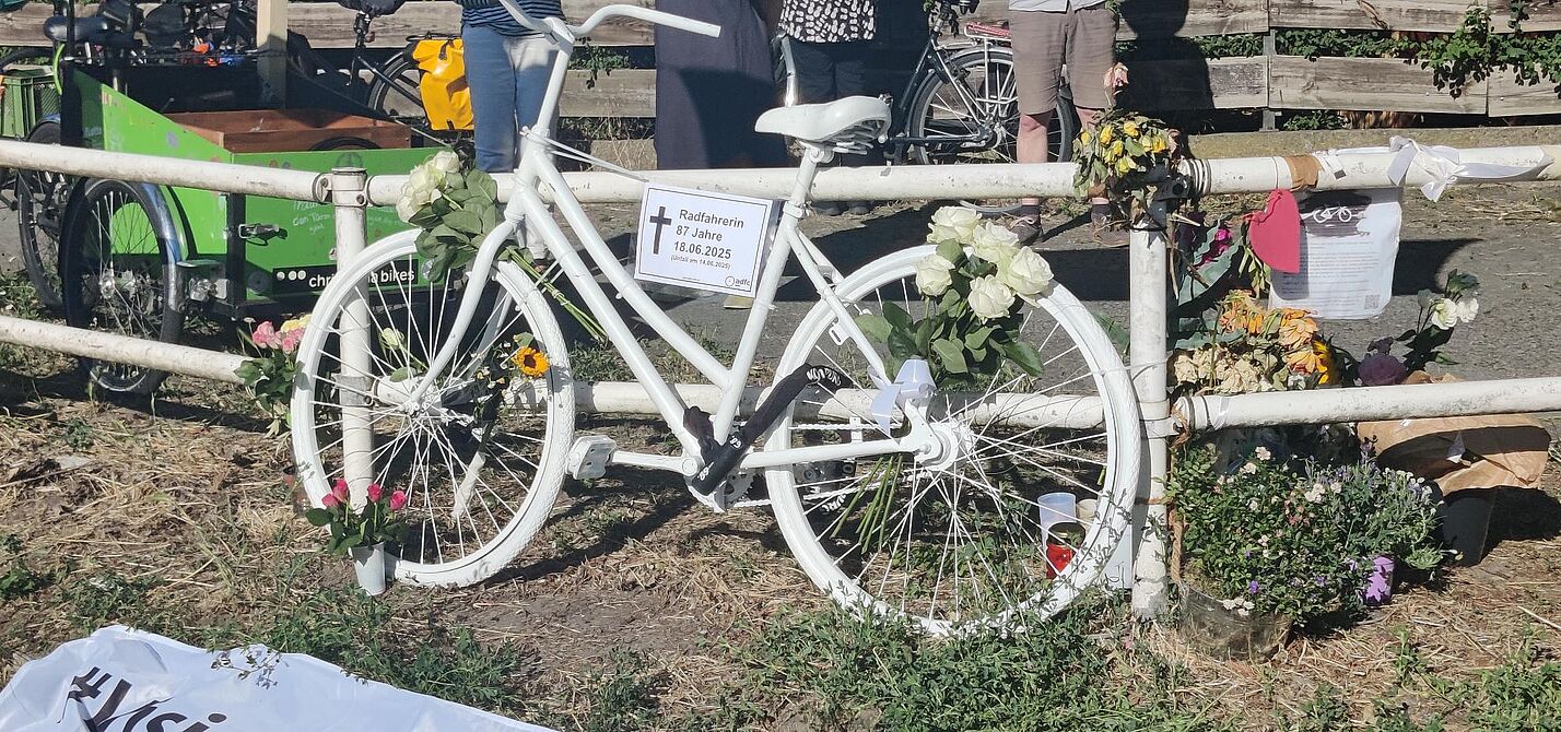 Geisterrad 30.06.2025 ein weißes Geisterrad für eine im Straßenverkehr getötete 87-jährige Radfahrerin