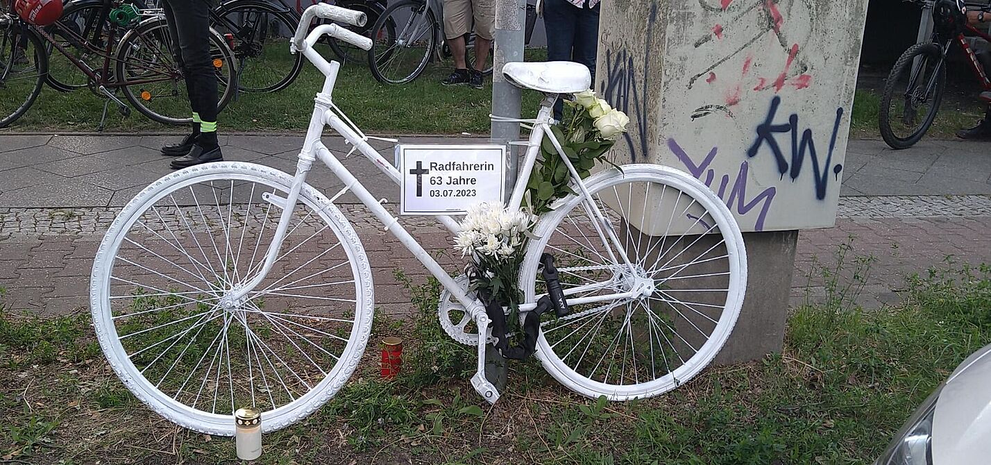 Geisterrad für getötete Radfahrerin in Marienfelde weißes Fahrrad für die getötete 63-jährige Fahrradfahrerin