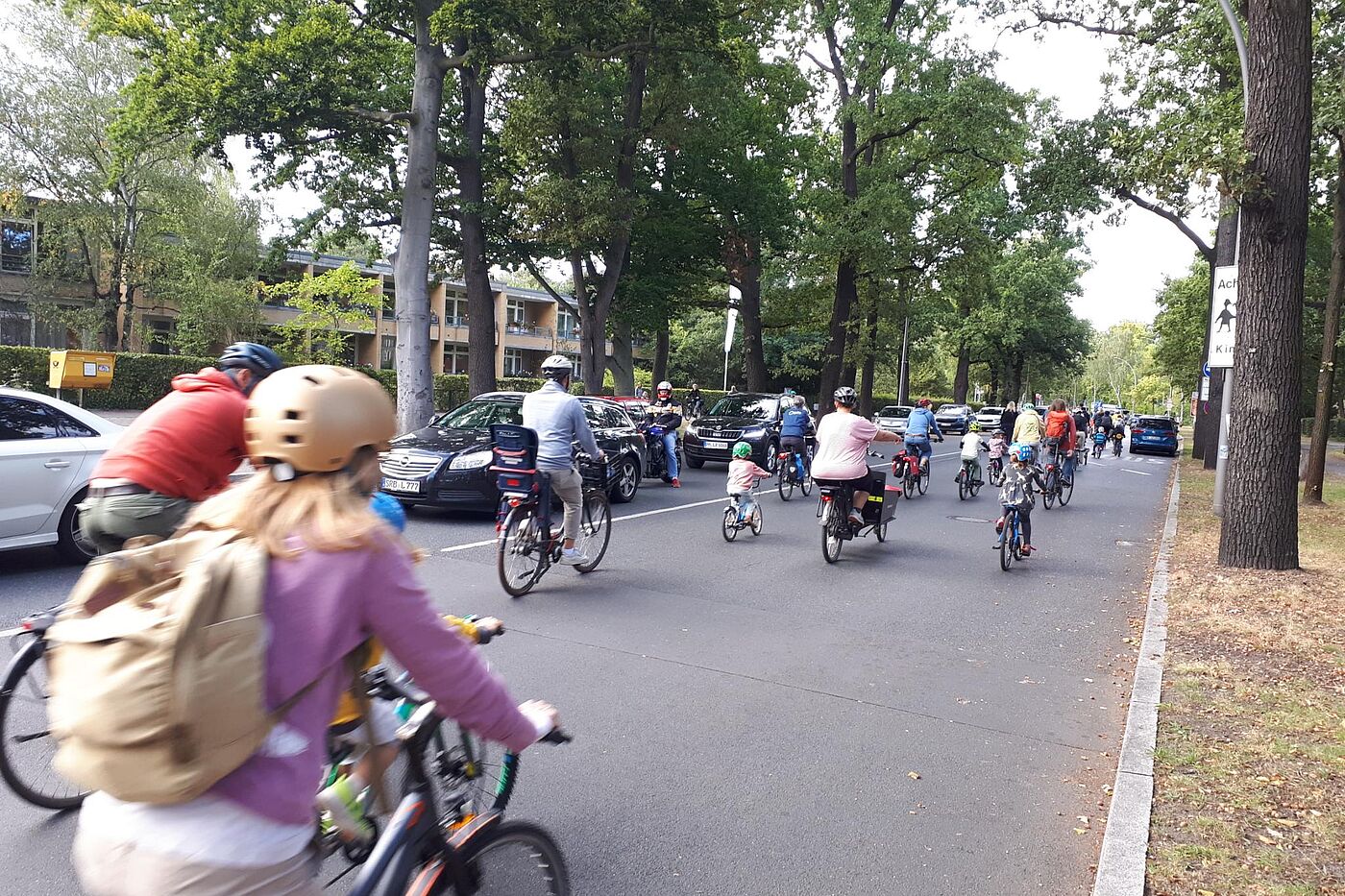 Kidial Mass SZ Kinder radeln auf dem Teltower Damm