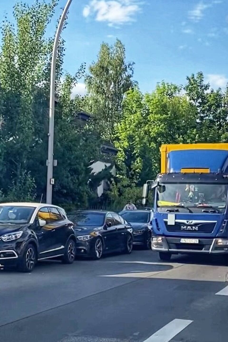 Lastwagen- und Autoverkehr auf der Marienfelder Allee Auf der Marienfelder Allee fahren täglich bis zu 2000 LKW. Es gibt dort weder sichere Querungen noch sichere Radwege. Das Foto zeigt einen LKW und beengte Verhältnisse auf der Fahrbahn aufgrund des zusätzlichen Autoverkehrs.