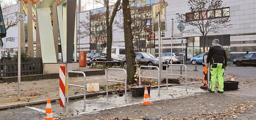 Fahrradbügel an Kreuzungsecken Bessere Sicht und mehr Platz fürs Rad: Fahrradbügel an Kreuzungsecken