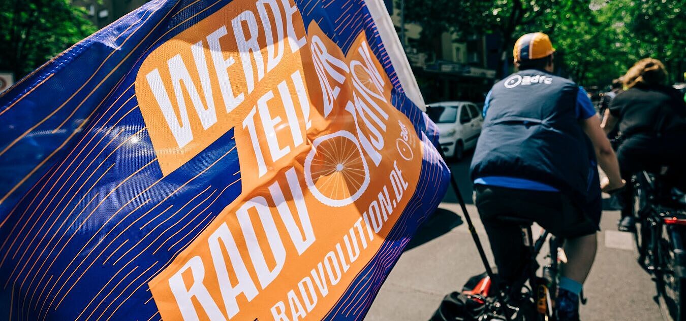 Ordner:innen unterstützen den Ablauf von Demos und Aktionen © ADFC Berlin / Deckbar Ordner:innen unterstützen den Ablauf von Demos und Aktionen © ADFC Berlin / Deckbar