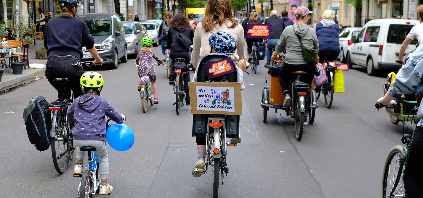 Kidical Mass Fhain 09-2023 Kinder und Erwachsene bei Kidical Mass Fahrraddemo