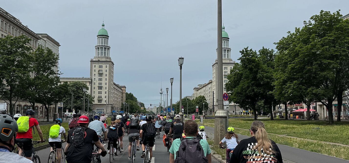 Sternfahrt2025 Radfahrende auf der Frankfurter Allee