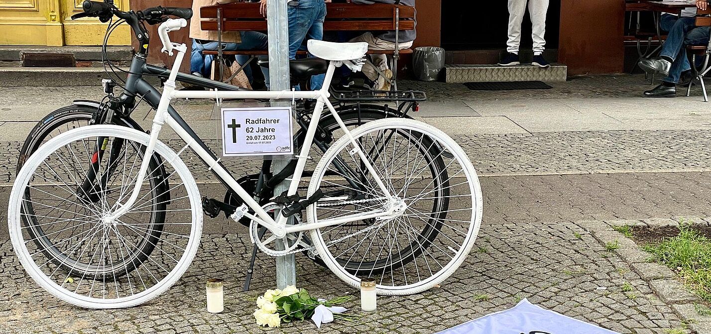 Geisterrad für den verstorbenen Radfahrer in Kreuzberg weißes Geisterrad mit Vision Zero Fahne