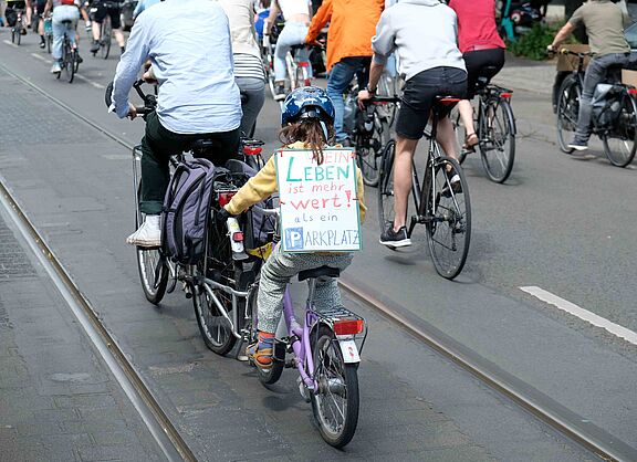 Mein Leben ist mehr wert als ein Parkplatz Demo nicht mit uns 2.6.23 Mädchen auf Fahrrad mit einem Schild auf dem steht: Mein Leben ist mehr wert als ein Parkplatz