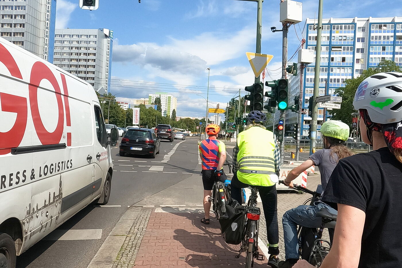 Hochbordradweg auf der Landsberger Allee Hochbordradweg auf der Landsberger Allee