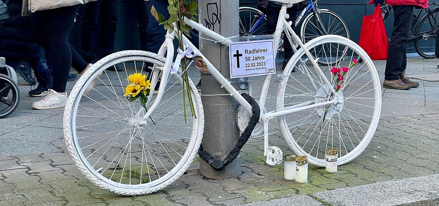 Geisterrad für verstorbenen Radfahrer in Charlottenburg weißes Geisterrad für verstorbenen Radfahrer in Charlottenburg