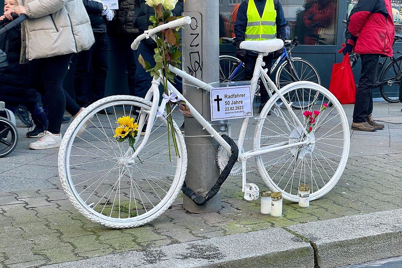 weißes Geisterrad für verstorbenen Radfahrer in Charlottenburg
