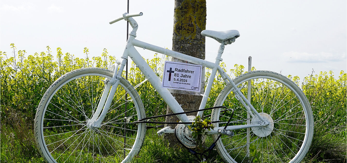 Geisterrad Malchow 2024 Ein weißes Geisterrad vor einem gelb blühenden Feld