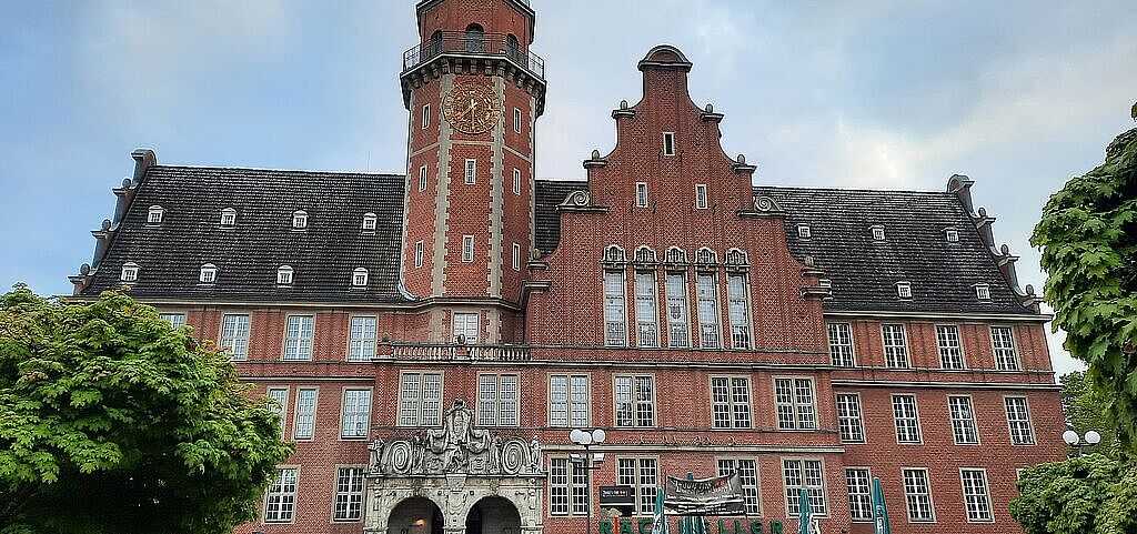 Rathaus Reinickendorf Frontalansicht des historischen Teils des Rathaus Reinickendorf