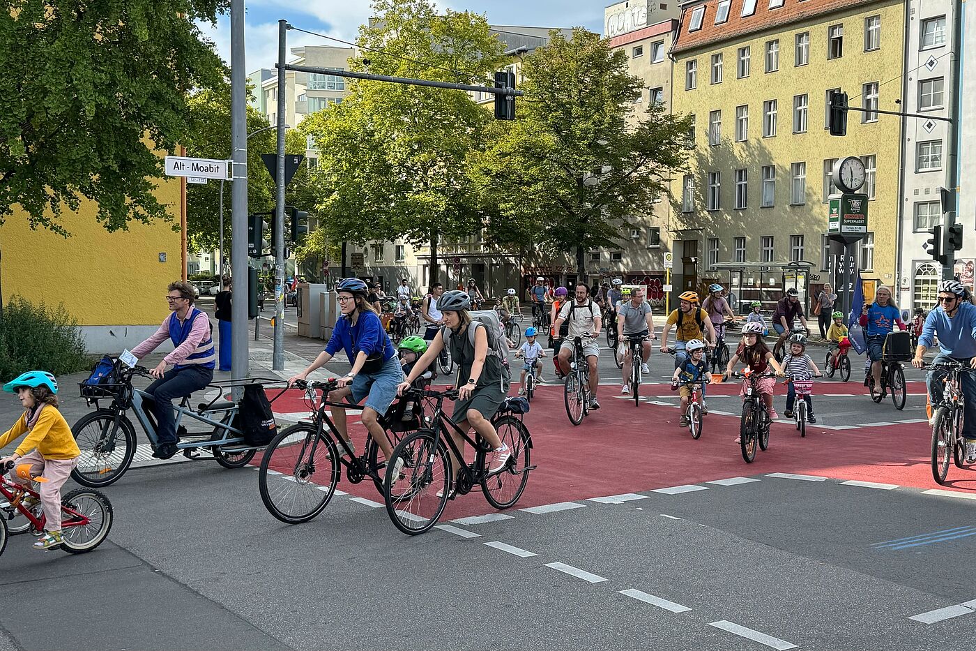 Kidical Mass in Berlin Mitte am 20.09.2025 Kinder und Erwachsene fahren mit ihren Fahrrädern auf der Straße bei einer Demo