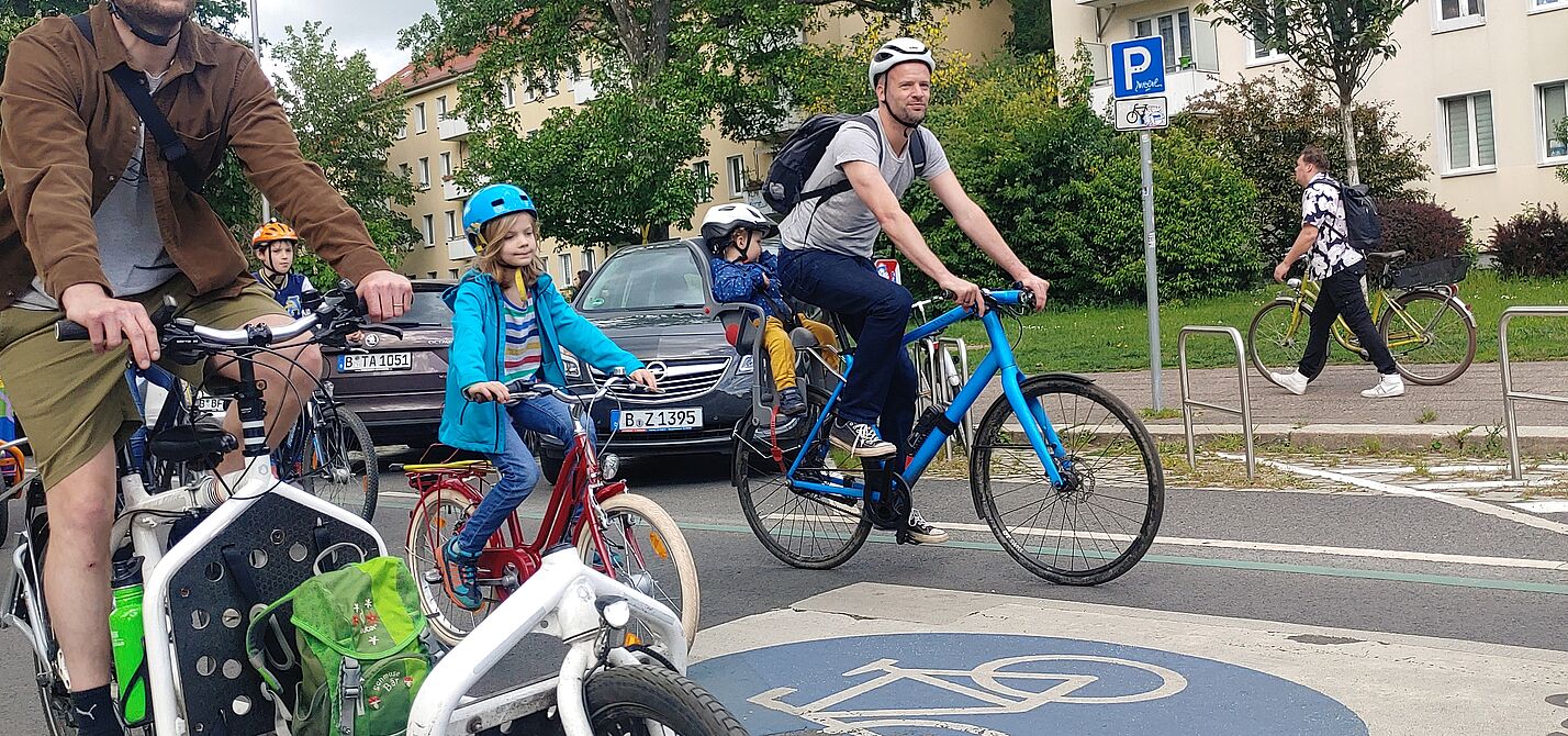 Die Kidical Mass startet in Pankow auf der Ossietzkystraße, eine Fahrradstraße seit 2020. Die Kidical Mass startet in Pankow auf der Ossietzkystraße, eine Fahrradstraße seit 2020.