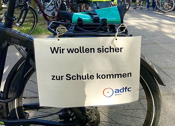 Auf der Marienfelder Allee: "Wir wollen sicher zur Schule kommen" Auf einem Schild des ADFC Berlin für eine Fahrraddemo auf der Marienfelder Allee steht: "Wir wollen sicher zur Schule kommen"