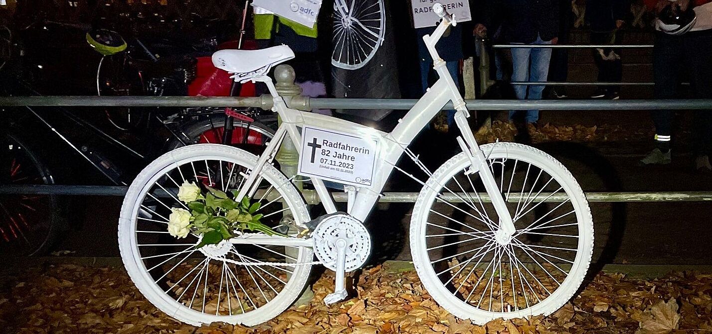 Geisterrad 9-11-2023 Weißes Geisterrad für verstorbene 82-jährige Radfahrerin mit weißer Vision Zero Fahne