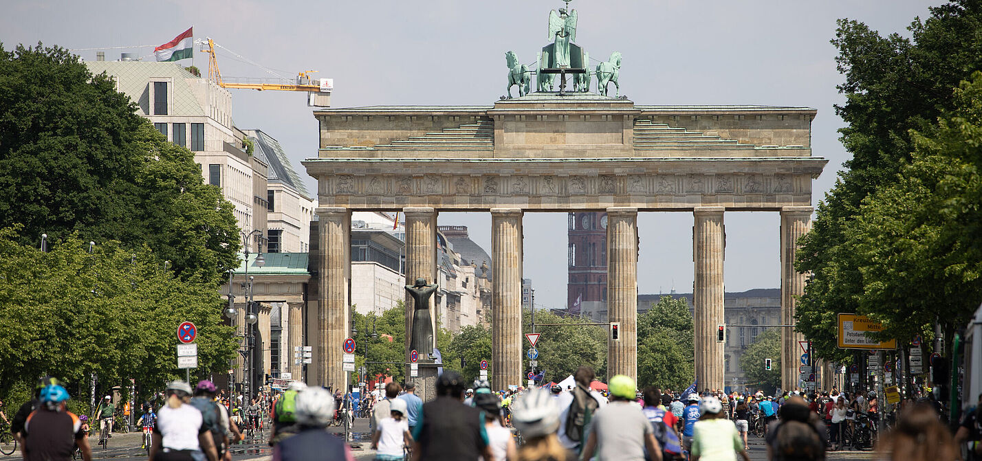Radfahrende vor dem Brandenburger Tor Radfahrende vor dem Brandenburger Tor