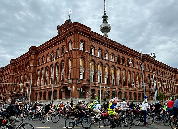 Radwegestopp Demo 09.08.2024 Menschen fahren bei einer Fahrrademonstration um das Rote Rathaus
