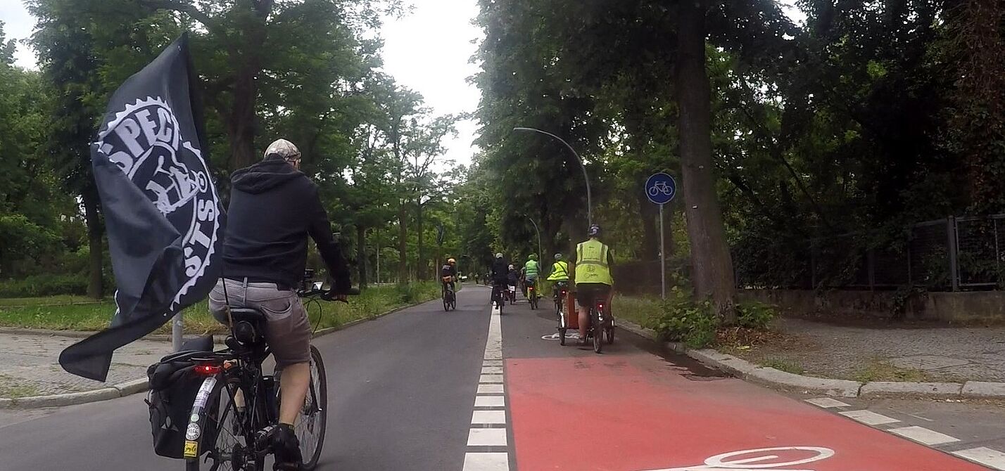 Radspur Thielallee Radfahrende nutzen die volle Breite der Thieallee Fahrtrichtung Süden.