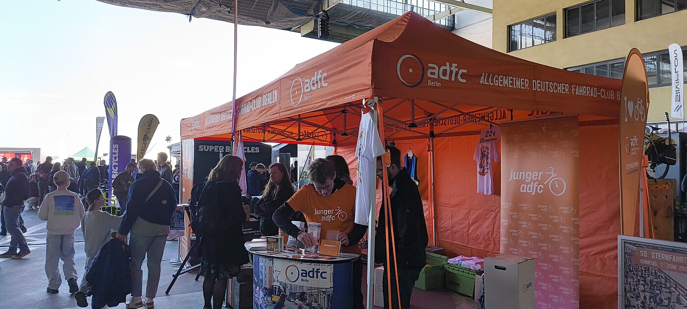 Messestand ADFC VELO 2026 oranges ADFC Berlin Messezelt