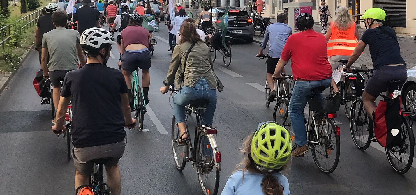 Fahrraddemo auf der Hauptstraße in Schöneberg