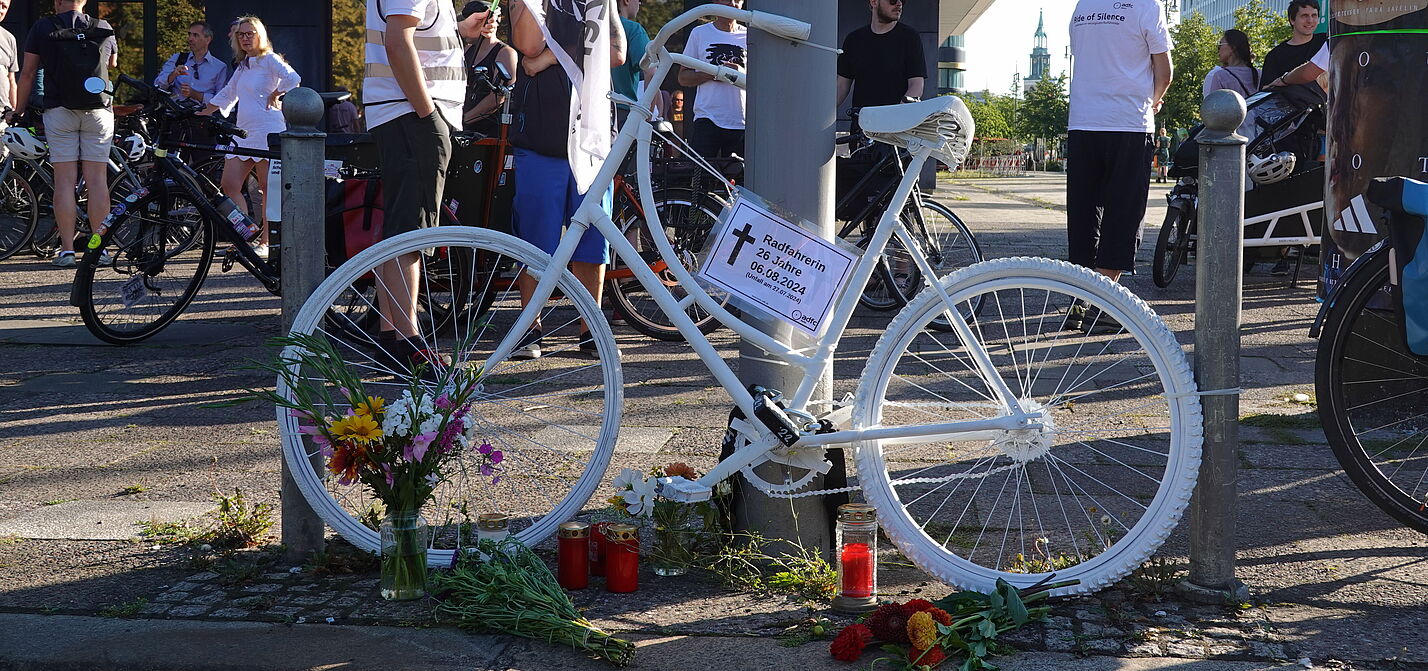 Geisterrad Demo und Mahnwache 12.08.2024 ein weißes Geisterrad für eine verstorbene 26-jährige Radfahrerin