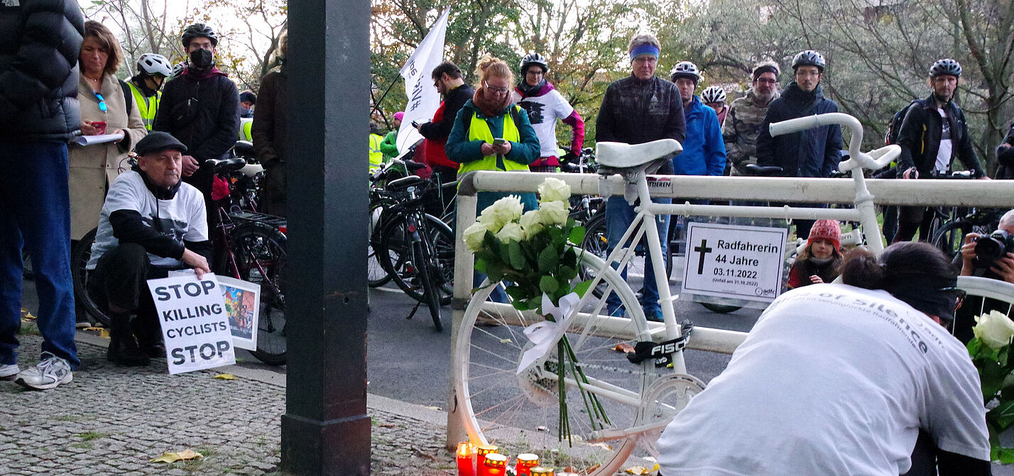 Geisterrad für getötete Radfahrerin an der Bundesallee in Wilmersdorf Geisterrad für getötete Radfahrerin an der Bundesallee in Wilmersdorf