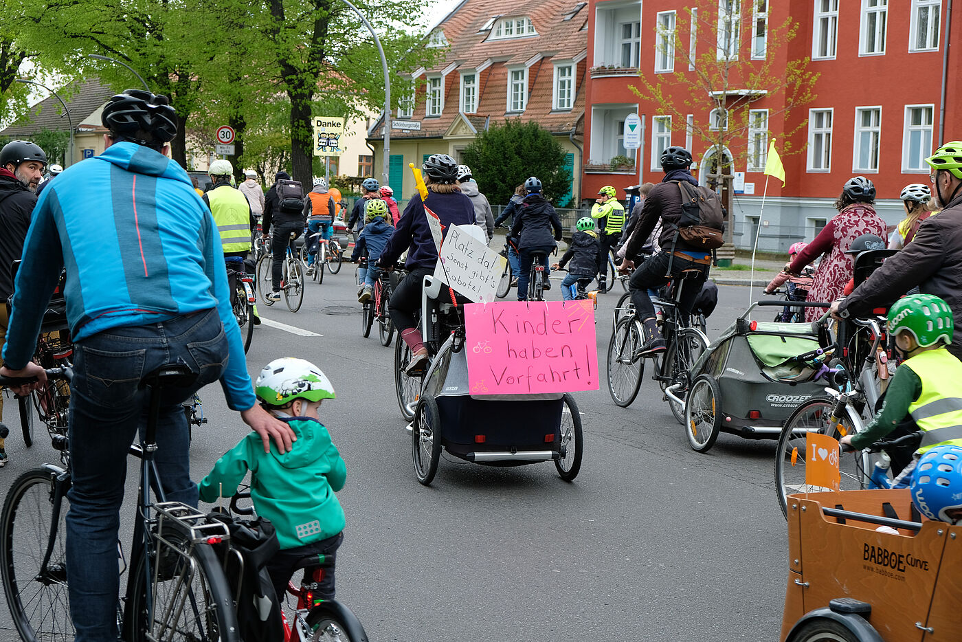 Schild auf der Fahrrad-Demo Kidical Mass: Kinder haben Vorfahrt