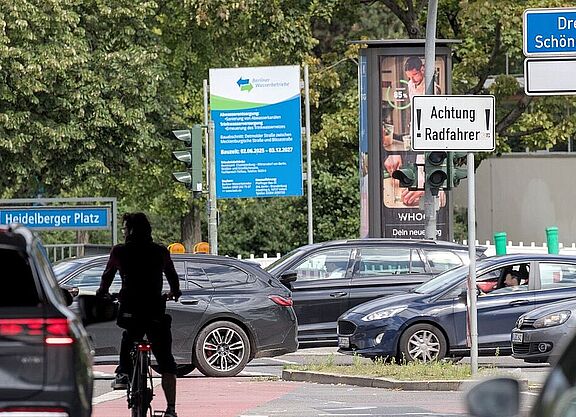 Der Heidelberger Platz - Horror für Radfahrende Beispielbild einer Horrorstrassen für Radfahrende der Heidelbergerplatz. Ein von Autos umzingelter Radfahrer