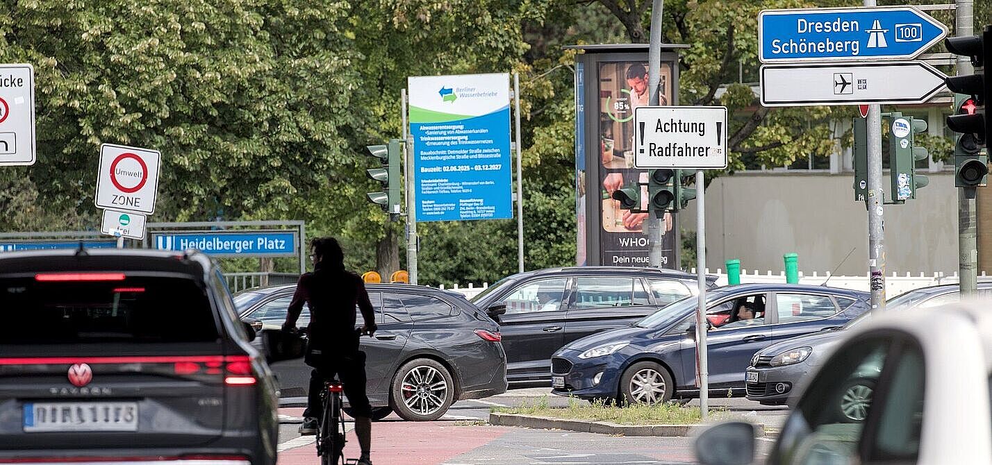 Der Heidelberger Platz - Horror für Radfahrende Beispielbild einer Horrorstrassen für Radfahrende der Heidelbergerplatz. Ein von Autos umzingelter Radfahrer