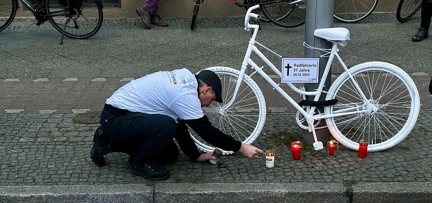 Geisterrad für getötete Radfahrerin in Lichtenrade Geisterrad für getötete Radfahrerin in Lichtenrade