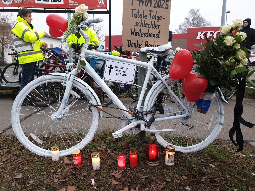 Geisterrad Pankow Januar 2025 Ein weißes Geisterrad für den verstorbenen Radfahrer