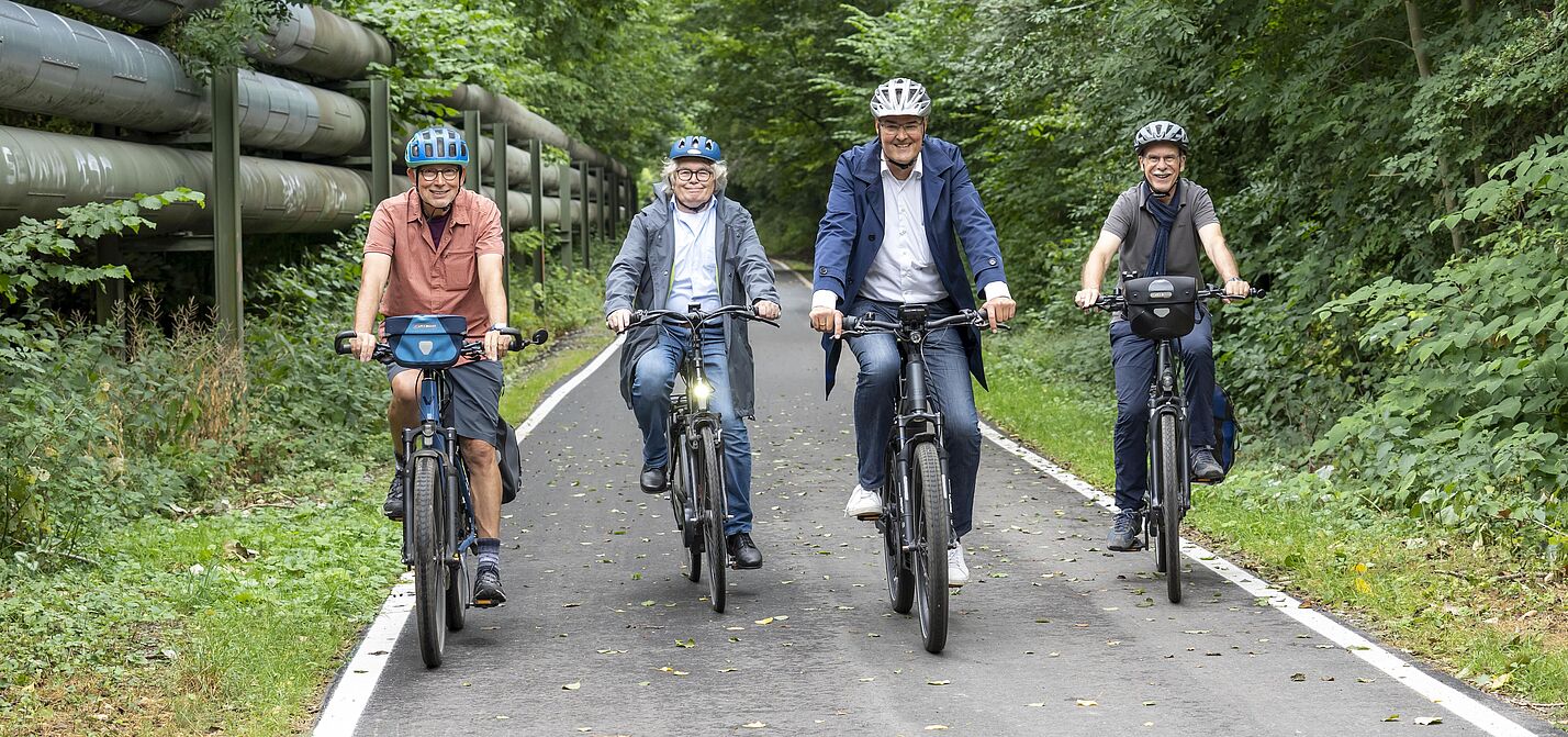 Markus Schlüter, stellvertretender RVR-Regionaldirektor (2.v.r.), zusammen mit Lothar Gräfingholt, Mitglied RVR-Verbandsversammlung (2.v.l.) sowie Bernhard Raeder (l.) und Georg Puhe (r.) vom ADFC bei der Eröffnung des Radweges in Bochum.