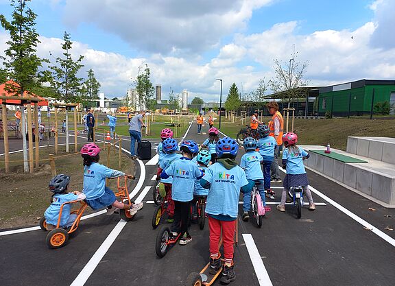 Kita-Kinder Kita-Kinder starten in den Parcours
