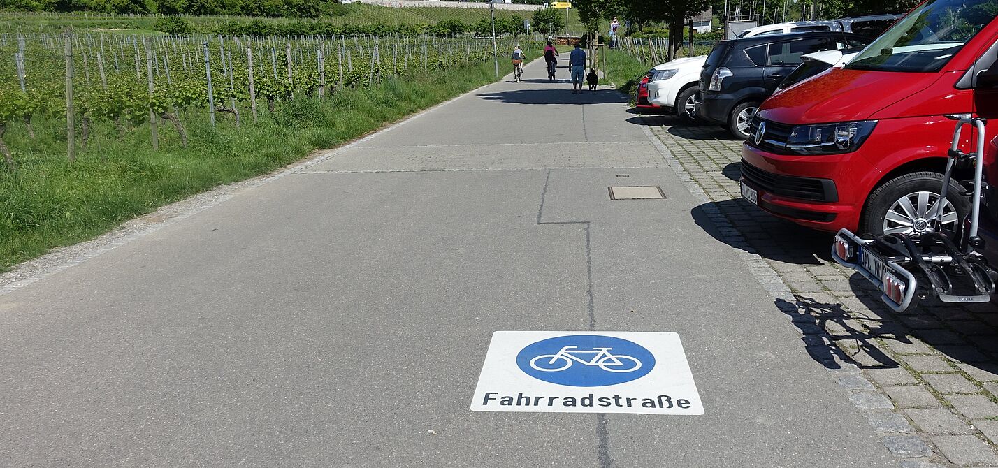 In Hagnau ist das Zeichen 244.1 StVO zu klein und zu weit rechts markiert. (Bernhard Glatthaar)