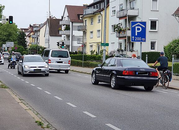 Auf der Eckenerstraße in Friedrichshafen überholen Kfz Radfahrer trotz Gegenverkehr, was zu engen Seitenabständen führt. Schutzstreifen können dies nicht verhindern. (Bernhard Glatthaar)