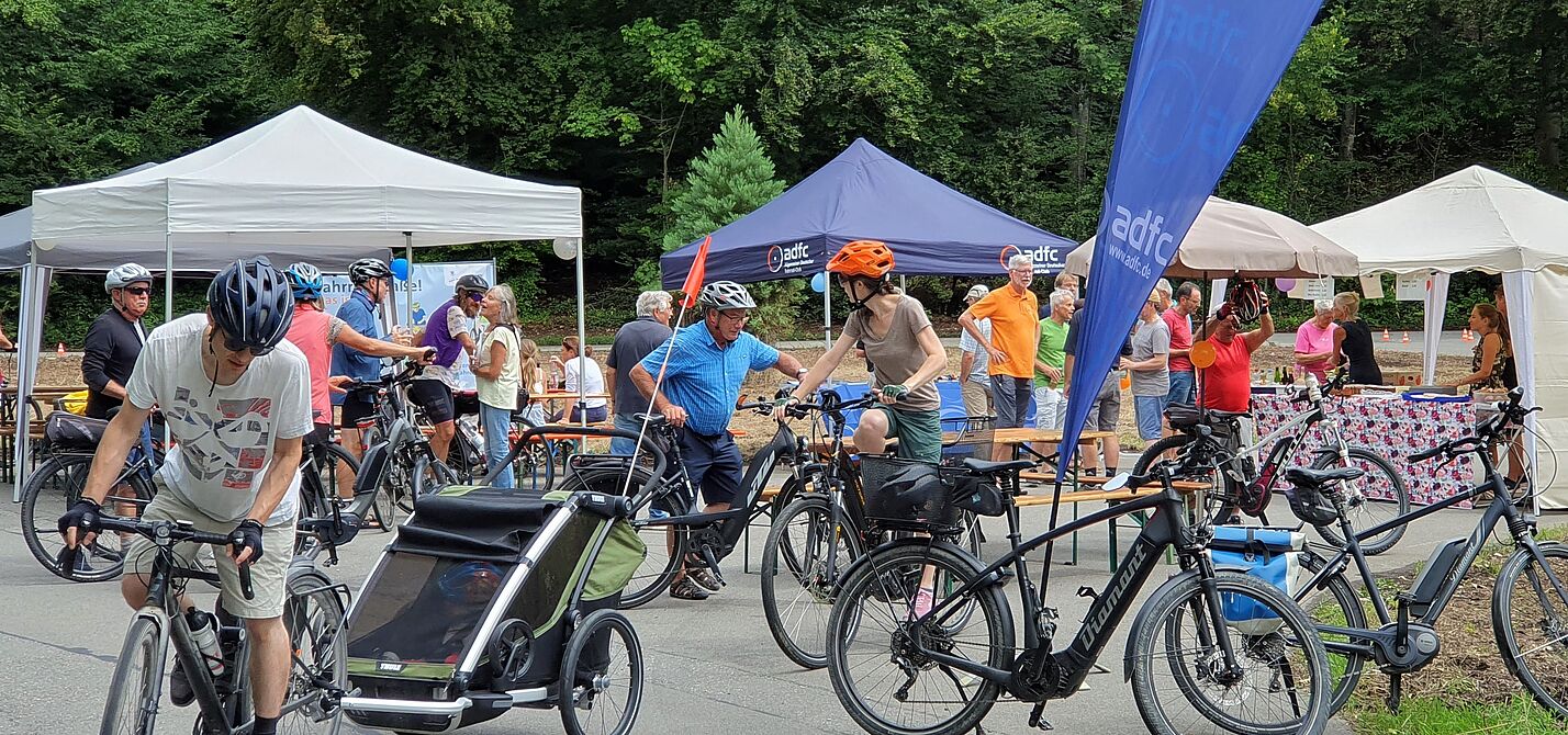 Beim Straßenfest an der alten B 467 in Tettnang trafen sich am 16. Juli 2023 viele Radler und auch Prominenz zum Gespräch und zu einem kleinen Imbiss. (Bernhard Glatthaar)