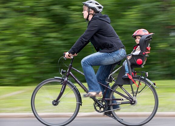 Fahrrad-Kindersitz - Model Released Fahrrad-Kindersitz - Model Released