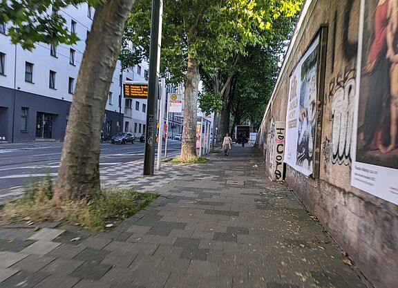 Das Bild zeigt die Haltestelle Mintropplatz (Fahrtrichtung Hbf) sowie den Gehweg zwischen der Haltestelle und den Bahndamm