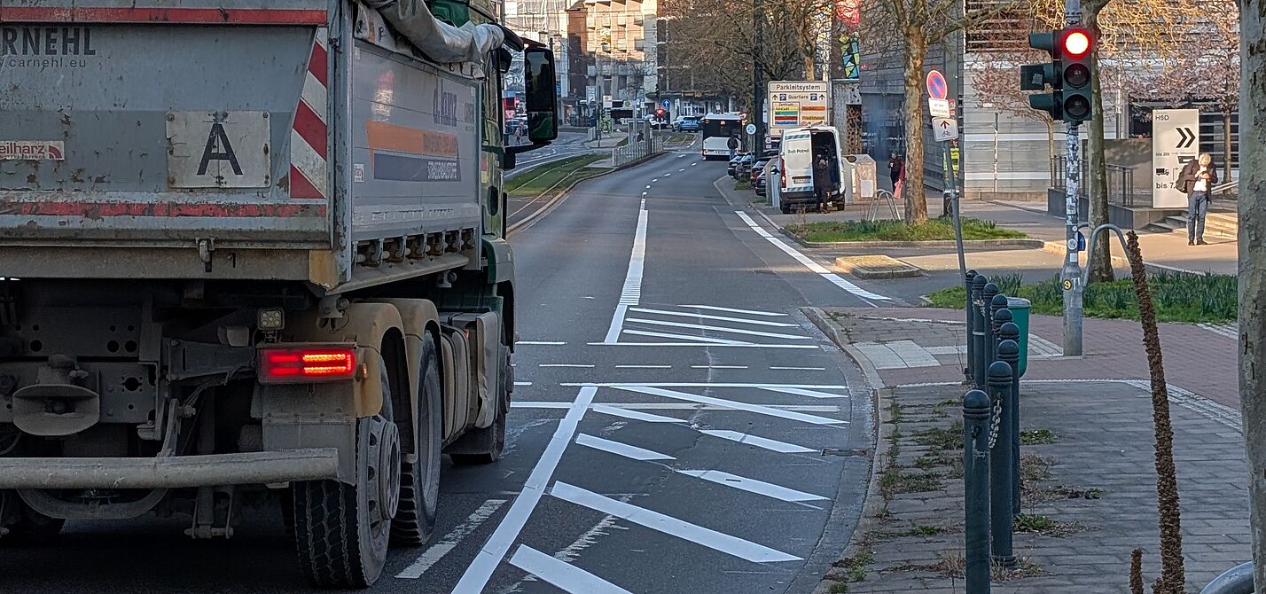 links ist ein LKW zu sehen, dort wo früher die rechte Fahrspur war ist jetzt eine Sperrfläche markiert