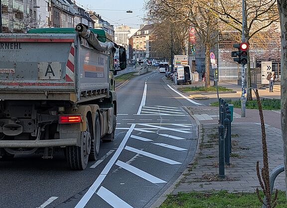 links ist ein LKW zu sehen, dort wo früher die rechte Fahrspur war ist jetzt eine Sperrfläche markiert