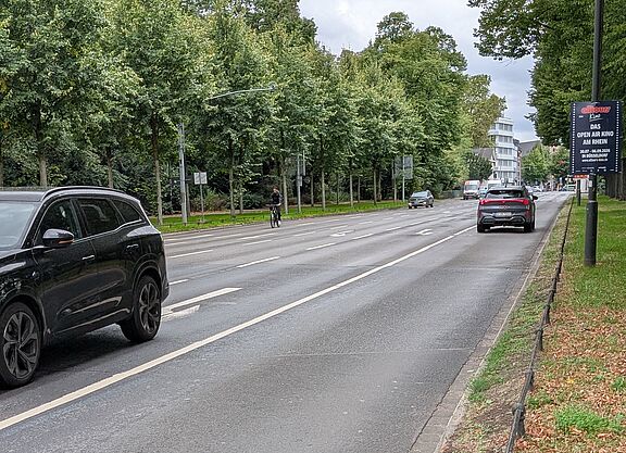 Teil der Radleitroute 2: Maximilian-Weyhe-Allee Das Bild zeigt die Maximilian-Weyhe-Allee, eine 5-spurige Straße ohne Radwege