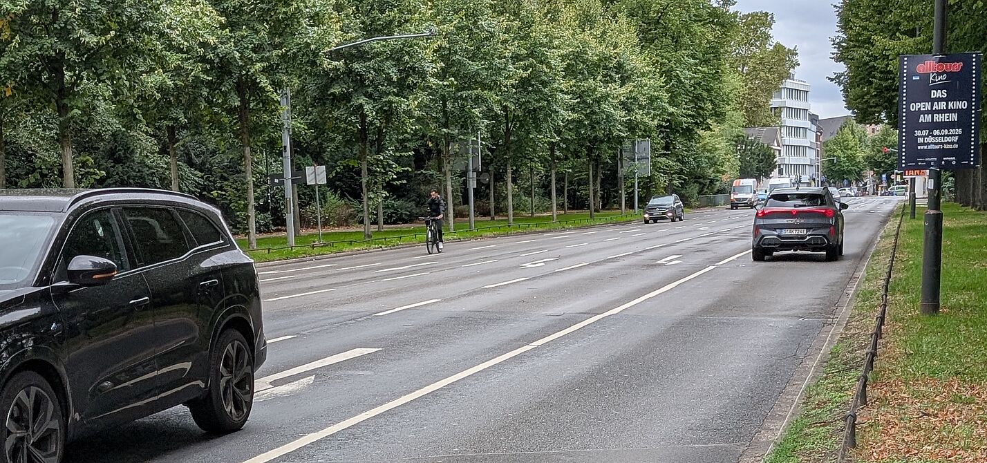 Teil der Radleitroute 2: Maximilian-Weyhe-Allee Das Bild zeigt die Maximilian-Weyhe-Allee, eine 5-spurige Straße ohne Radwege