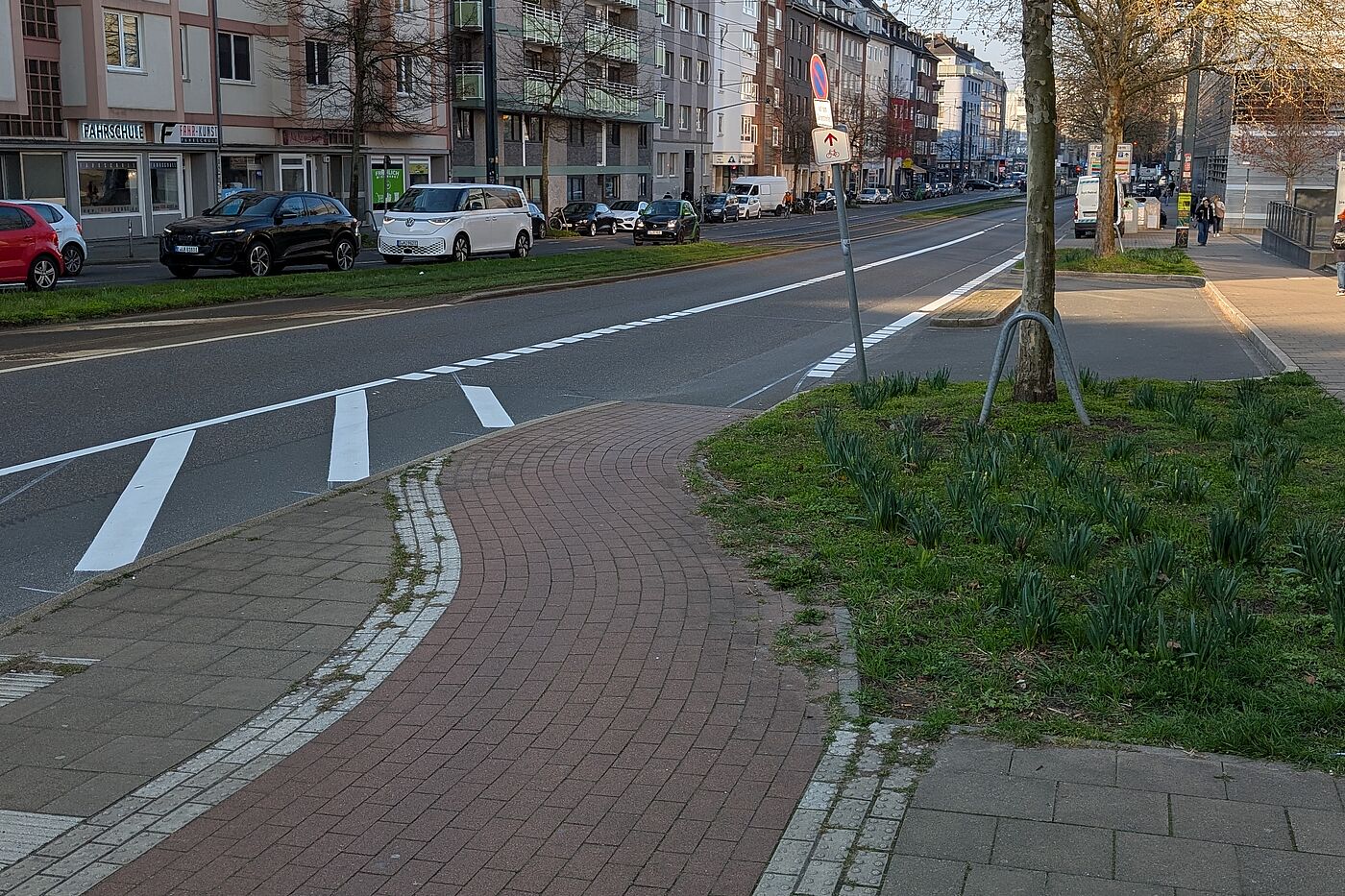 Der Radweg wird vom Seitenraum auf die Fahrbahn geführt. Auf der Fahrbahn ist nun ein extra Radfahrstreifen markiert.