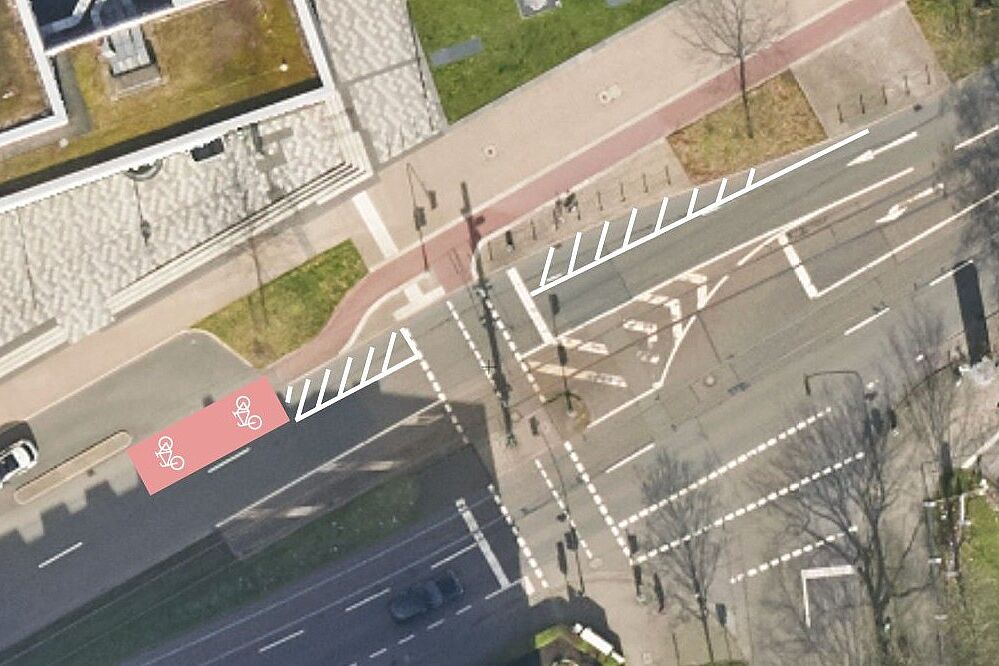 Auf dem Luftbild ist die gewünschte Markierung mit Sperrfläche, Radstreifen und einer Rotmarkierung sichtbar.